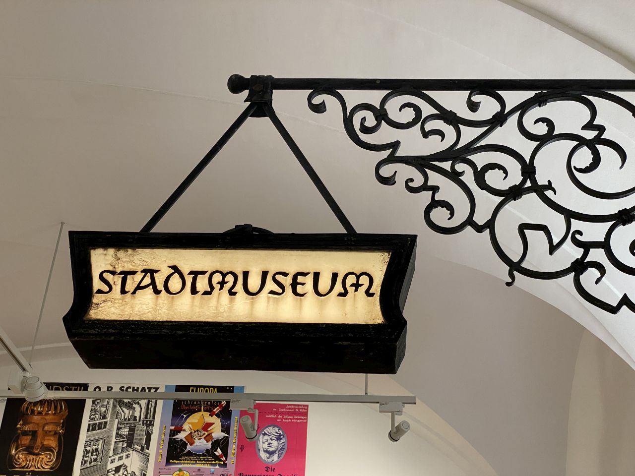 Hauszeichen aus der Anfangszeit des Museums im Karmeliterinnenhof